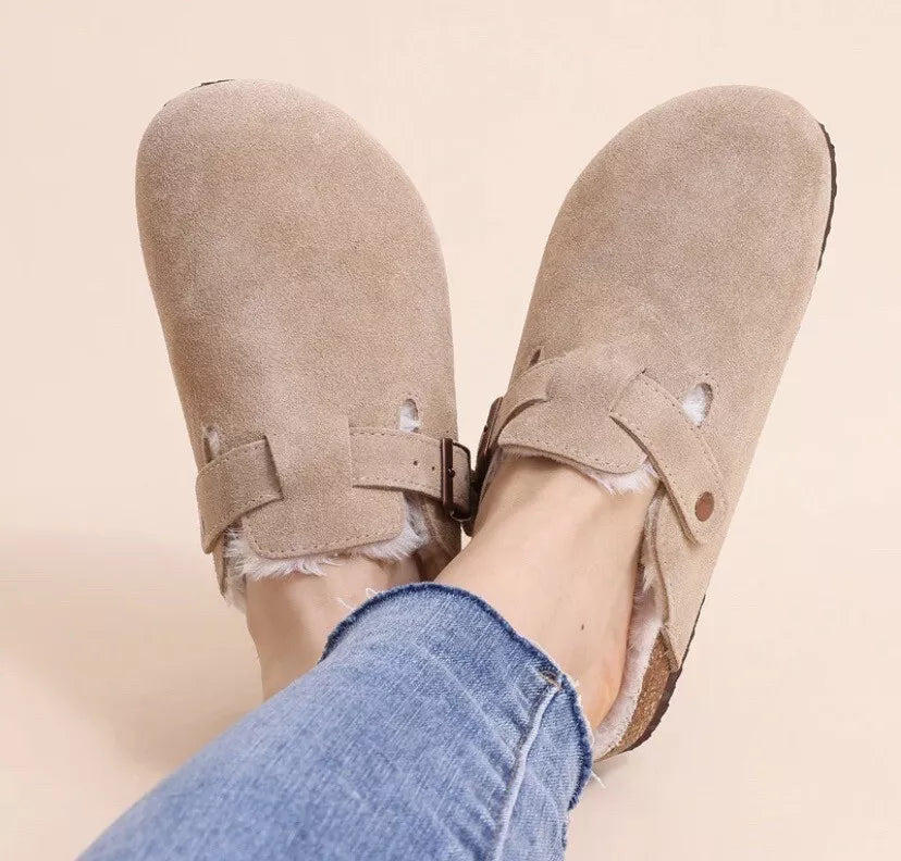 Jane | Fodrade Slip-On Träskor med Teddyfoder - Mocka, Trendiga och Bekväma