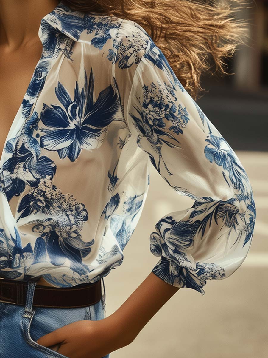 Transparante Knopenblouse met Blauwe Bloemenprint