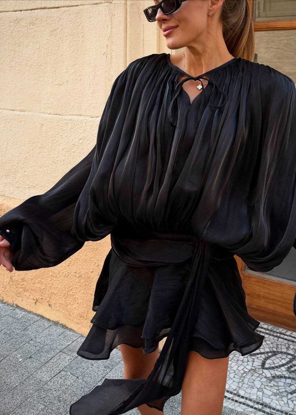 Amante | Svart plisserad miniklänning med pärlknappar