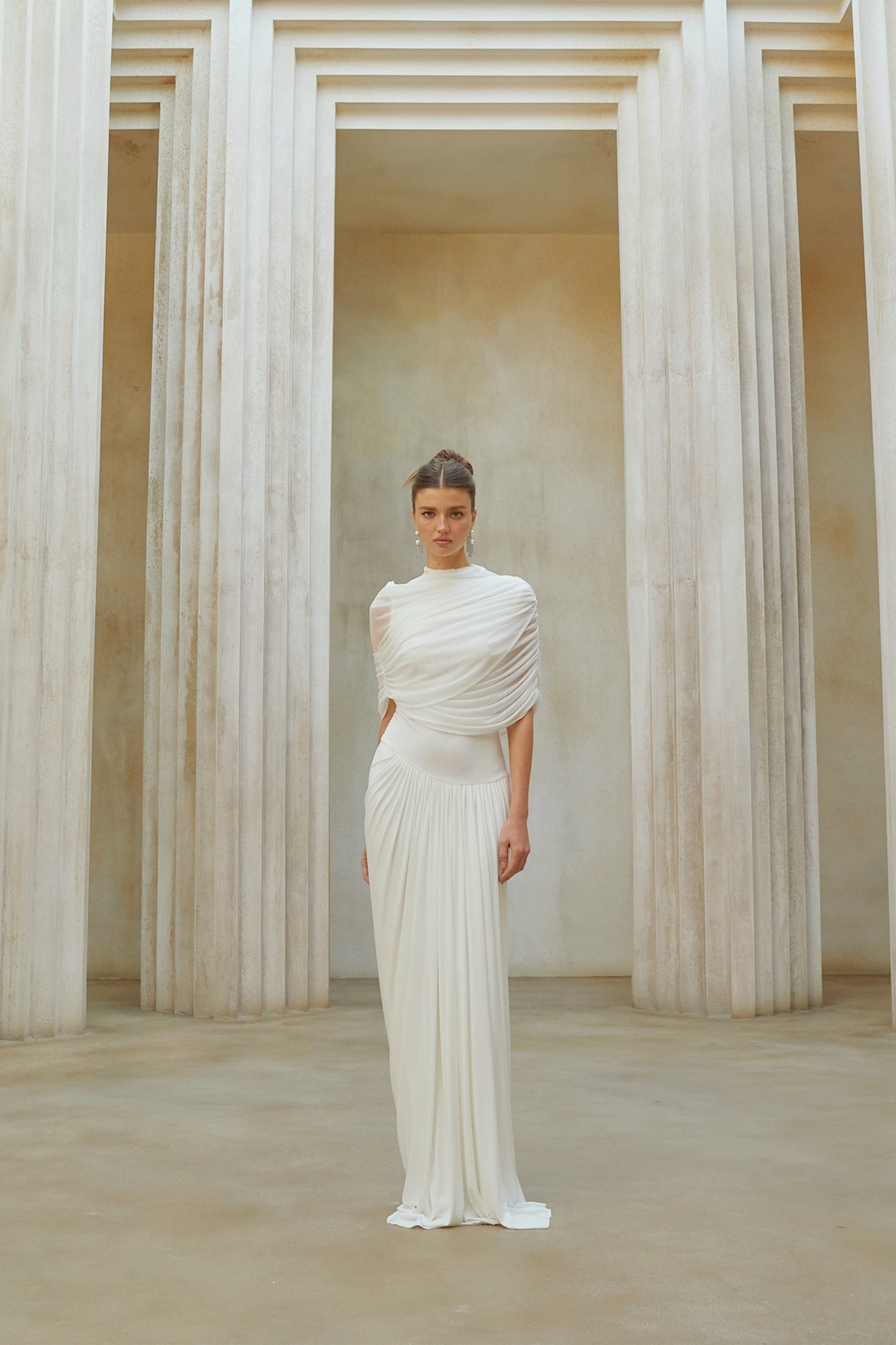 Catherine Vit Asymmetrisk Plisserad Maxiklänning 