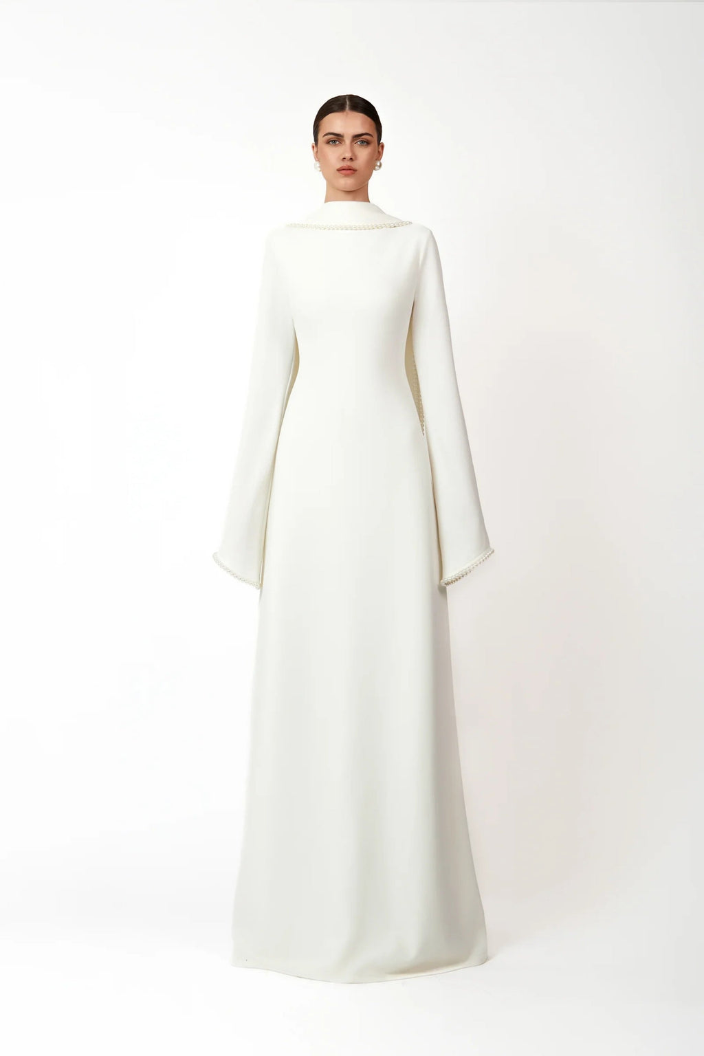 Piroska Vit Pärlkantad Maxiklänning Med Sjaldetalj