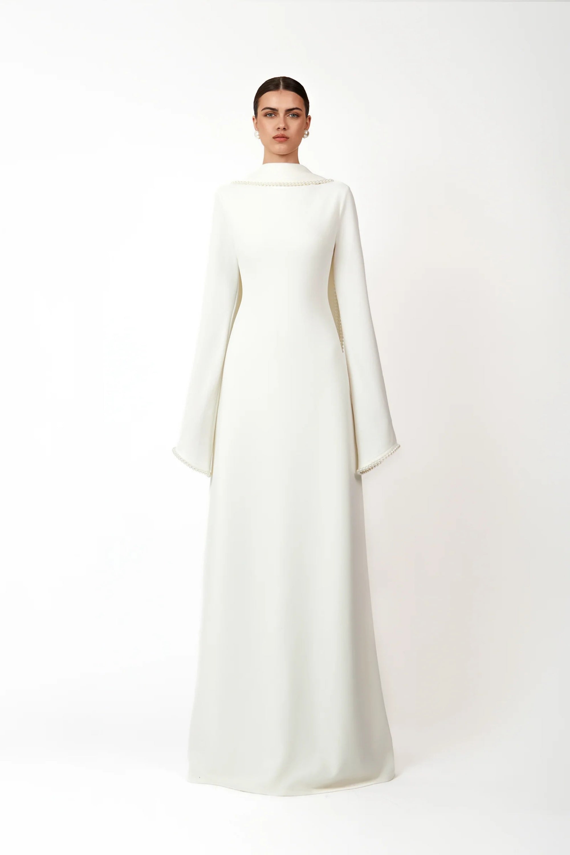 Piroska Vit Pärlkantad Maxiklänning Med Sjaldetalj