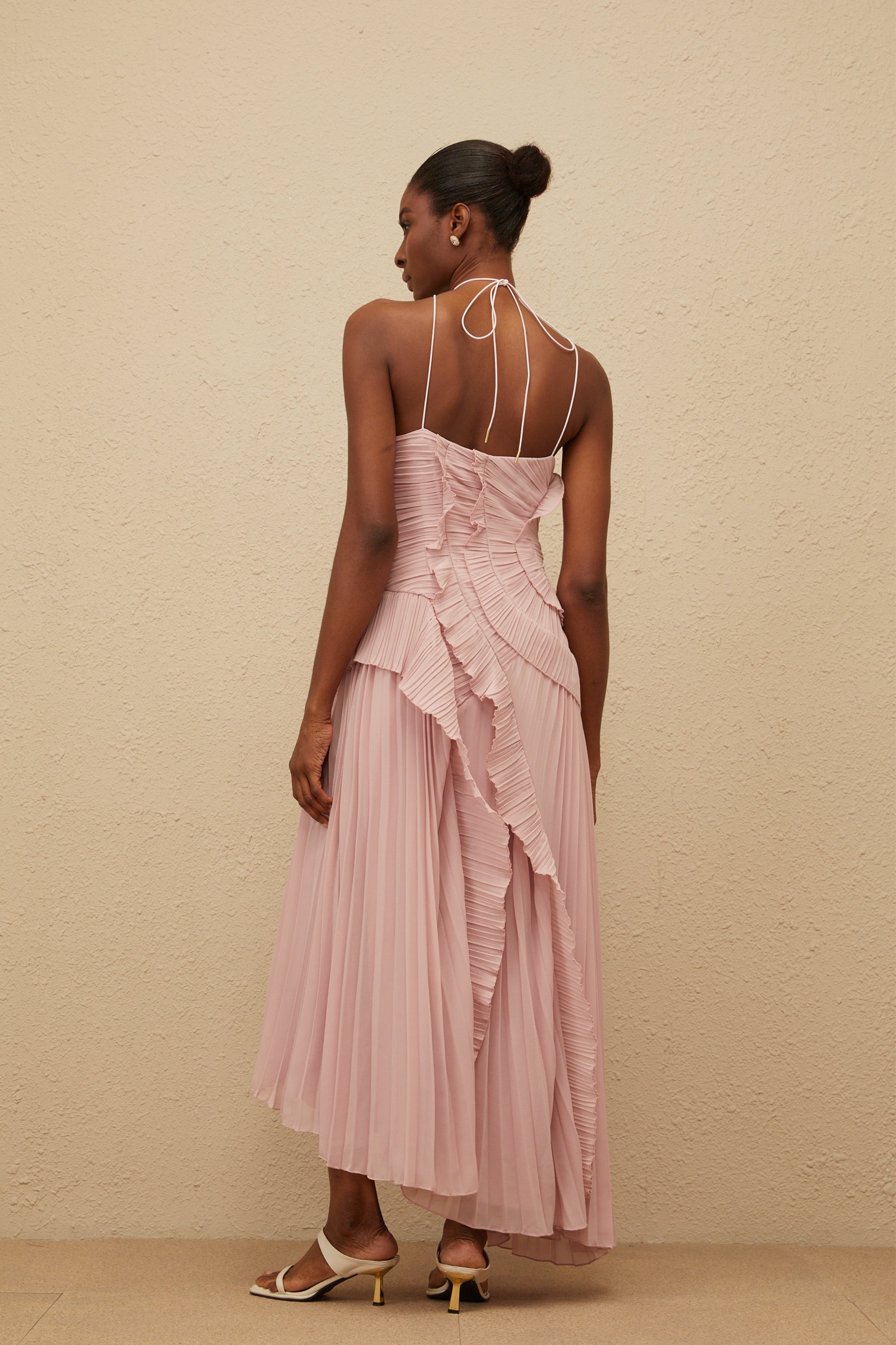 Doux Rosa Plisserad Midiklänning med Volangkant